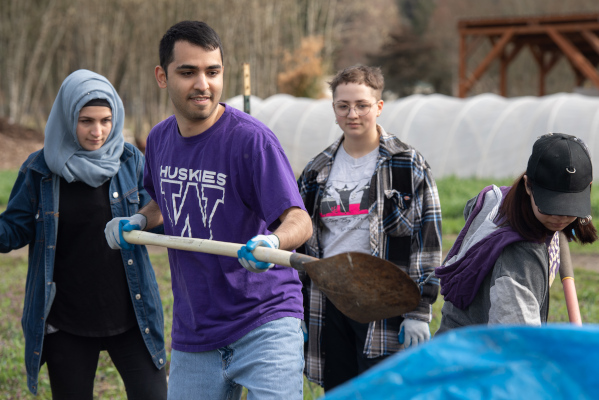 Ŷĳs volunteering with UW Bothell community engaged learning course