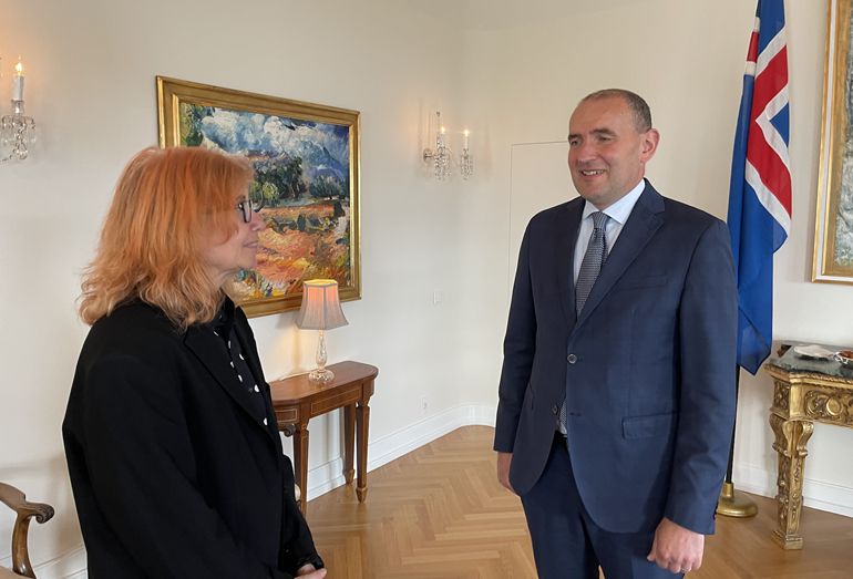 Wanda Gregory meeting with Gu?ni Th. Jhannesson, president of Iceland
